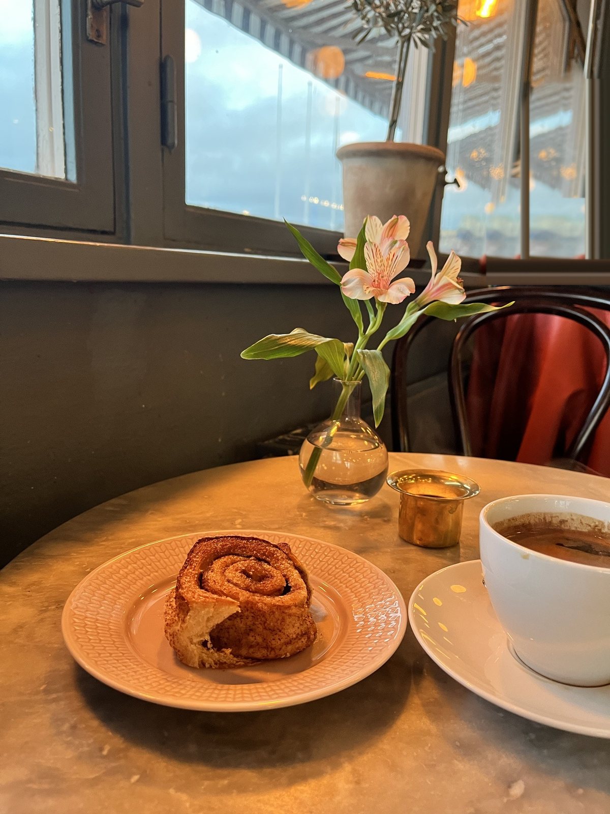 Kanelbulle and coffee
